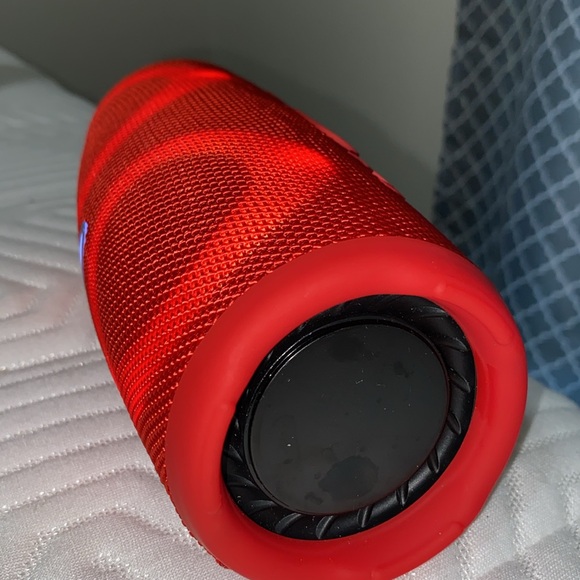 Wireless speaker. Extremely loud!! Bluetooth. Waterproof!! - Picture 4 of 5